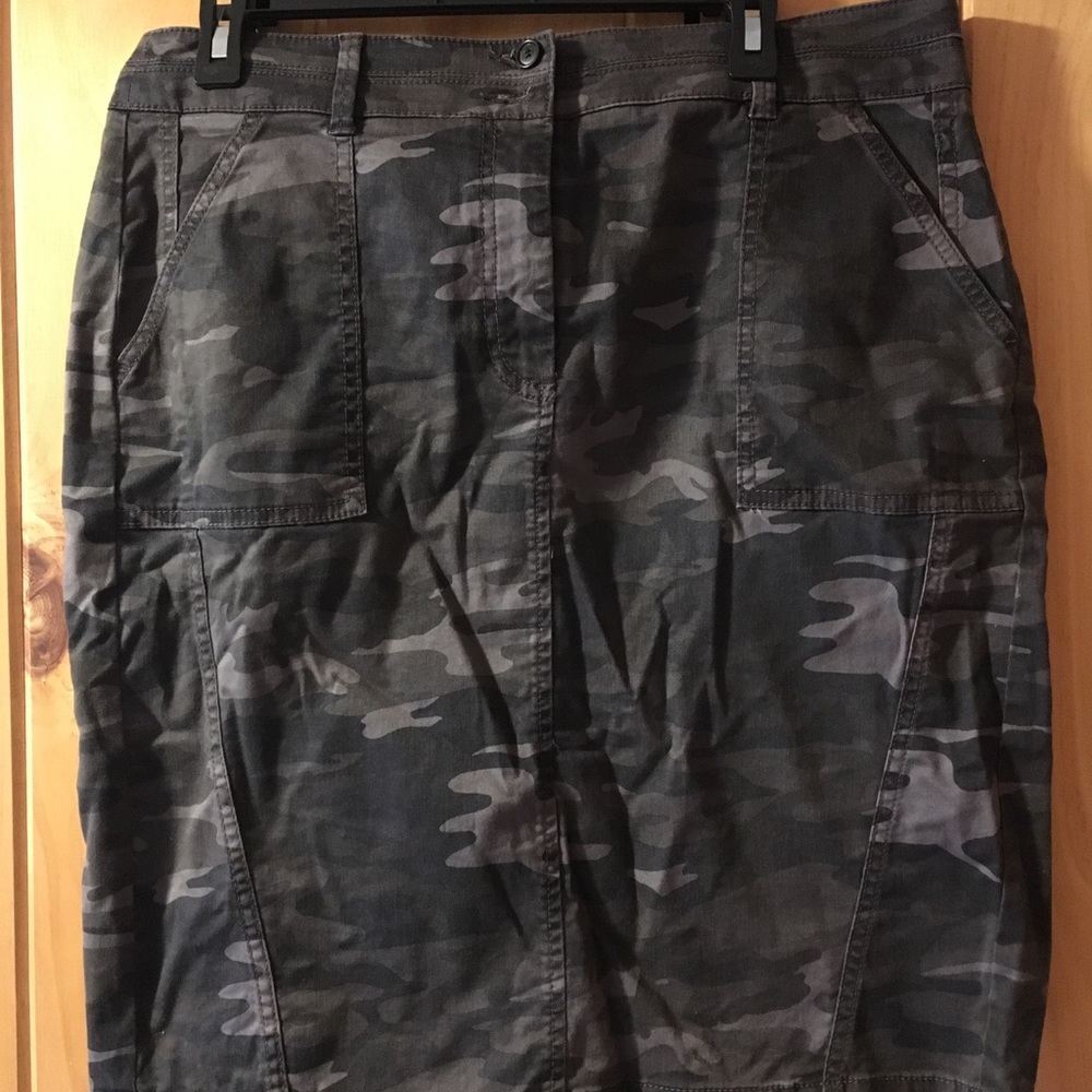 Loft camo pencil skirt size 12